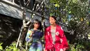 Termasuk soal gaya, keduanya tampil kompak kenakan outfit bernuansa colorful. [Foto: IG/fuji_an/rklopperr].