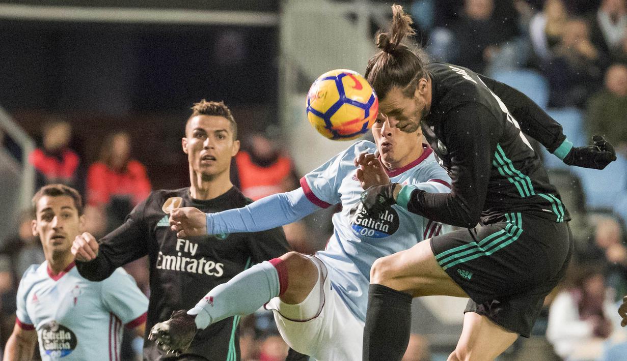 Gelandang Real Madrid, Gareth Bale, melepaskan sundulan saat melawan Celta Vigo pada laga La Liga Spanyol di Stadion Balaidos, Vigo, Minggu (7/1/2018). Kedua klub bermain imbang 2-2. (AP/Lalo R. Villar)