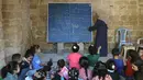 Anak-anak Palestina menghadiri kelas di sekolah bersejarah "Al-Kamaliya al-Othmanya" di Kota Tua Gaza yang menjadi bagian dari inisiatif sukarelawan yang diorganisir oleh para guru pengungsi, di Kota Gaza pada 2 November 2025. Di sisi lain, menurut data PBB, lebih dari 97 persen sekolah di Gaza mengalami kerusakan selama konflik. (Omar AL-QATTAA/AFP)