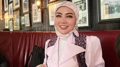 Berkarier sebagai seorang desainer dan memiliki brand dengan namanya sendiri, tak heran jika penampilan Bella Shofie kerap menjadi sorotan publik. Artis kelahiran 1992 itu juga memiliki usaha baru yang bergerak di industri kecantikan khususnya skincare. (Liputan6.com/IG/@bellashofie_rigan)