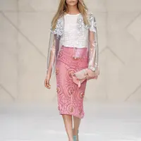 Cara Delevingne berjalan di atas panggung (via dailymail.co.uk)