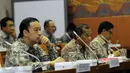 Menteri Perdagangan, Thomas Trikasih Lembong (kiri) saat mengikuti rapat dengar pendapat dengan Komisi VI DPR RI di Kompleks Parlemen, Jakarta, Kamis (26/11/2015). RDP membahas perdagangan gula rafinasi. (Liputan6.com/Helmi Fithriansyah)