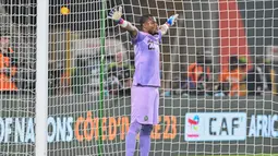 Kiper Nigeria, Stanley Nwabali, bersiap saat adu penalti melawan Afrika Selatan pada laga semifinal di Stade de la Paix, Kamis (8/2/2024). (AFP/Issouf Sanogo)