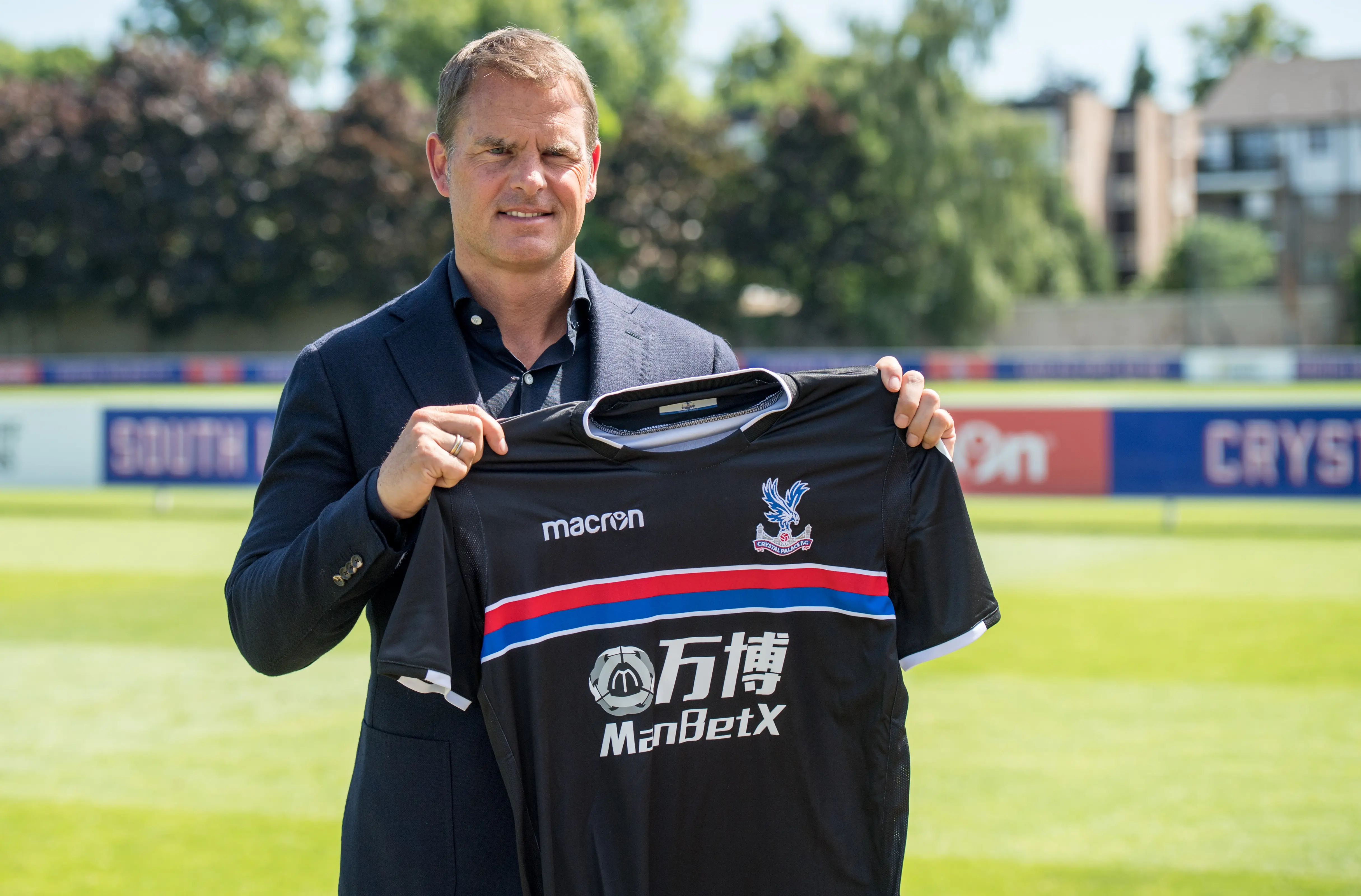 Manajer berpotensi asal Belanda, Frank de Boer, akan menjajal Premier League setelah gagal di Italia bersama Inter Milan. (AFP/Chris J Ratcliffe)