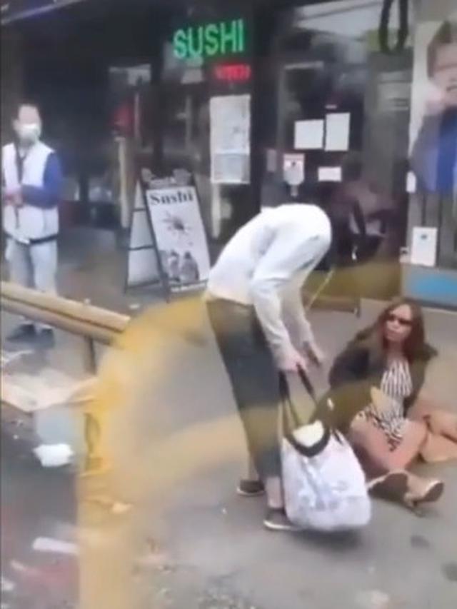 Viral, Aksi Wanita Ludahi Penumpang Bus Didorong Hingga Terjatuh