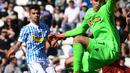 Kiper SPAL, Alex Meret (kanan) saat bertanding melawan AS Roma di Paolo Mazza Stadium, Ferrara, Italia. Kiper berusia 21 tahun ini sudah masuk dalam pantauan Juventus dan dianggap sebagai calon kiper masa depan Italia. (MIGUEL MEDINA/AFP)