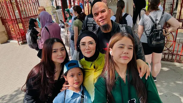 7 Potret Liburan Keluarga Ahmad Dhani Ke Eropa, Kocak Pakai Jepitan di Janggut