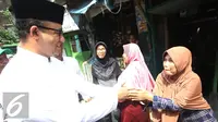 Selain menyapa dan menyalami warga kampung Magesen, Anies juga berdialog dengan mereka seputar permasalahan yang ada di Ibukota, Manggarai, Jakarta, Minggu (9/10). (Liputan6.com/Immanuel Antonius)