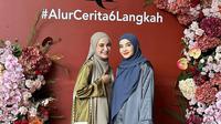 Zaskia Sungkar dan Shireen Sungkar tampil dengan gamis loose polos. Zaskia dengan warna hijau emerald dipadukan kerudung silver. Zaskia tampil serba navy. [@shireensungkar]