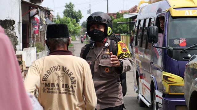 Bhabinkamtibmas atau Pak Bhabin mengantar jemput warga Pemalang, Jateng untuk percepatan vaksinasi Covid-19. (Foto: Liputan6.com/Humas Polres Pemalang)