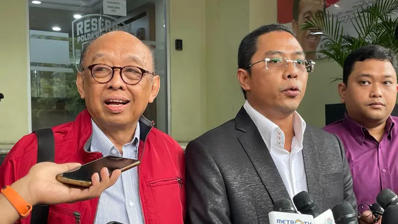 Rektor nonaktif Universitas Pancasila ETH (jaket merah) memenuhi panggilan sebagai saksi terlapor  di Polda Metro Jaya dalam kasus dugaan pelecehan terhadap bawahannya, Kamis (29/2/2024)
