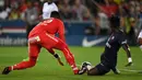 Penyerang PSG, Timothy Weah berusaha menendang bola dari kawalan kiper Caen Brice Samba saat bertanding di Ligue 1 di Parc des Princes, Paris (12/8).  Weah mencetak gol menit 89 dan mengantar PSG menang 2-0 atas Caen. (AFP Photo/Christophe Archambault)