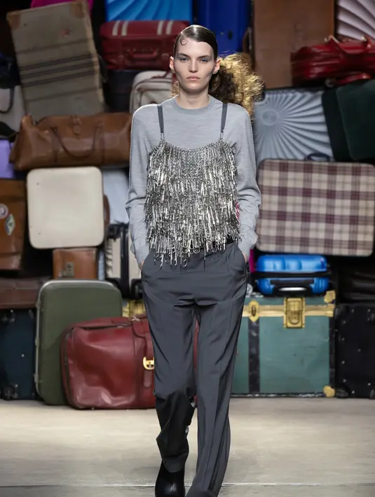 Peralihan dari kekacauan perkotaan ke surga kebebasan literal dan pribadi. Karena pada dasarnya karakter Moschino adalah penjelajah, berpindah-pindah ruang, ide, dan cita-cita yang berbeda. [Foto: Document/Moschino]
