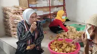 Menteri Ida Fauziyah mencicipi kerupuk yang diproduksi oleh salah seorang purna migran di Gelogor, Kediri, Lombok Barat. (Foto: Liputan6.com/Hans Bahanan)