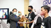 Direktur Enterprise & Business Service Telkom Edi Witjara (kiri) mewisuda para pebisnis milenial kelas mentoring inkubasi bisnis Saatnya Millenial Jadi Bossmuda Batch #1.