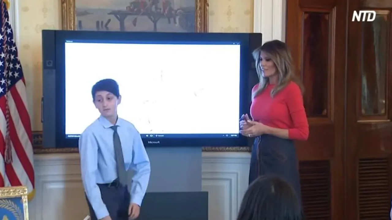 [Bintang] Bocah Ini Langsung Tegang Usai Menjatuhkan Gelas Milik Istri Donald Trump, tapi Lihat Reaksi Melania Trump
