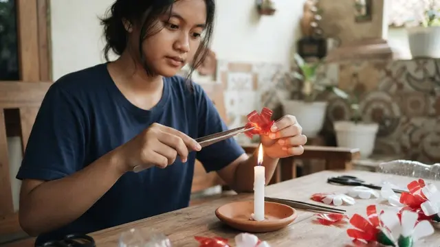 Bunga Merah Putih dari Botol Plastik Bekas
