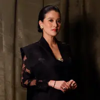 Dalam momen spesial yang mengusung semangat pelestarian budaya ini, Marcella tampil anggun mengenakan kebaya hitam dengan aksen motif transparan yang memberikan sentuhan modern sekaligus misterius. [@marcella.zalianty].