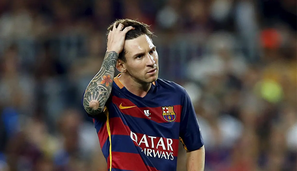 Ekspresi bintang Barcelona usai gagal membawa timnya menjadi juara Piala Super Spanyol di Stadion Camp Nou, Spanyol, Senin (17/8/2015). Barcelona kalah agregat gol 1-5 dari Athletic Bilbao. (Reuters/Albert Gea)