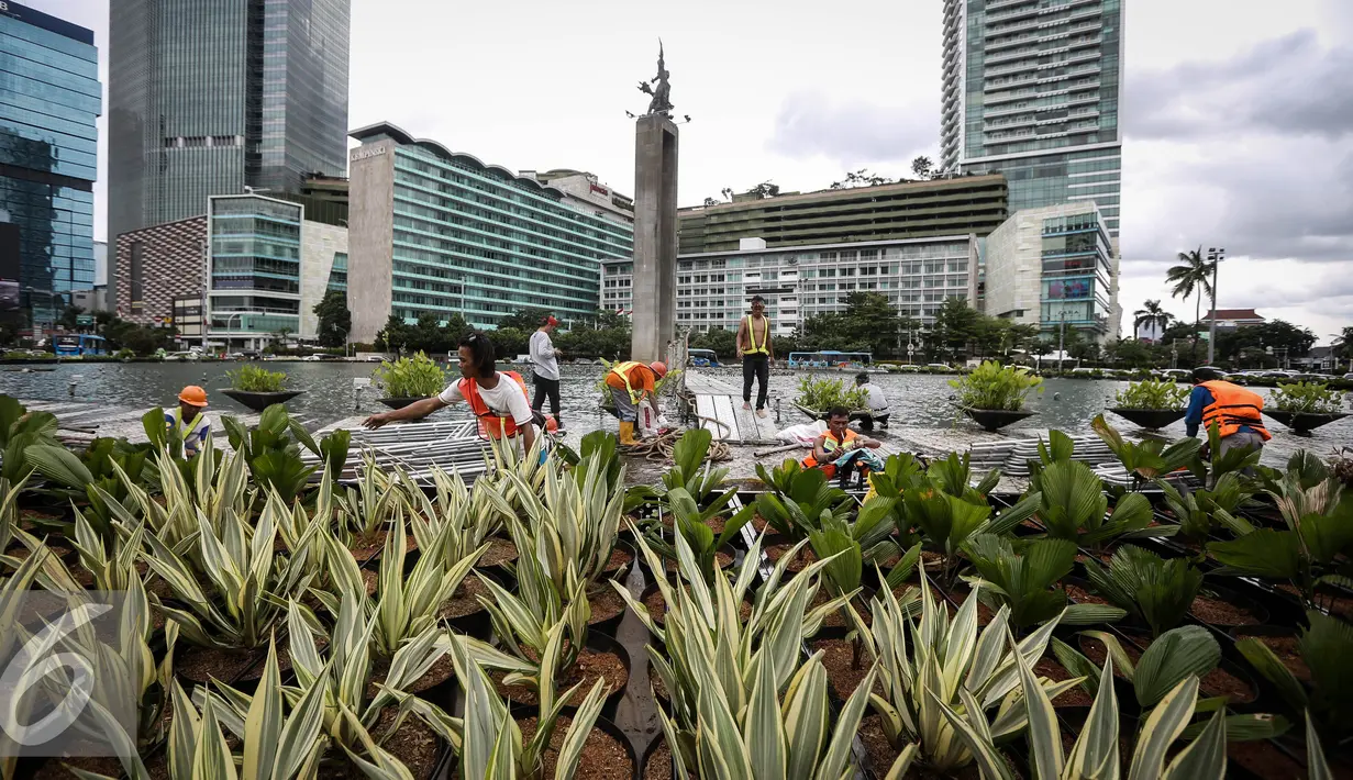 Suasana pemasangan penyanggah di kolam Bundaran HI, Jakarta, Rabu (23/3). Pemasangan penyanggah bertujuan untuk menahan Tugu Selamat Datang dari getaran saat Bor Antareja proyek Mass Rapid Transit (MRT) melintas dibawahnya. (Liputan6.com/Faizal Fanani)