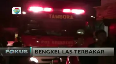 Diduga kebakaran di bengkel las besi ini akibat hubungan pendek arus listrik.