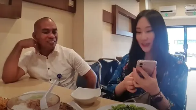 Viral pejabat lelaki Kemenhub ini secara terang-terangan ngajak ke Hotel seorang YouTuber asal Korea Selatan yang tengah liburan ke Manado