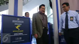 Mantan Kepala BIN, Hendropriyono tiba di KPP Sudirman, Jakarta Selatan, Rabu (21/9). Perserta program pengampunan pajak dari kaum kelas kakap makin banyak berdatangan ke kantor pajak untuk melaporkan harta mereka. (Liputan6.com/Angga Yuniar)