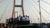 Presiden Joko Widodo (Jokowi) meresmikan pembebasan tarif Jembatan Tol Suramadu, yang menghubungkan wilayah Surabaya dan Madura, Sabtu (27/10/2018). (Titin/Merdeka.com)