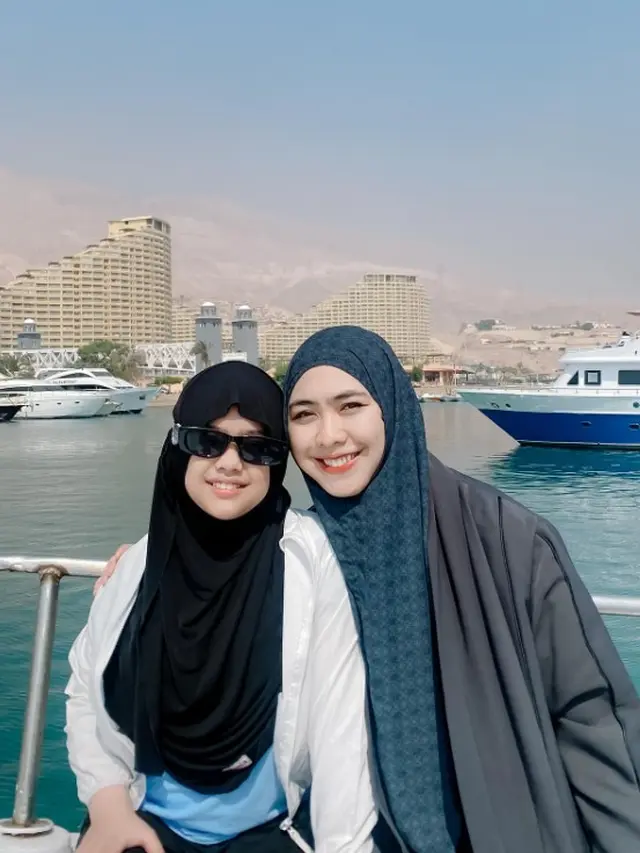 Momen Liburan Oki Setiana Dewi Bareng Anak di Kairo