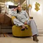 Mengenakan ankle suede boots dari Stuart Weitzman, Luna Maya tampil begitu nyaman dengan setelan stripe. Meski berada di rumah, Luna Maya cukup nyaman foto OOTD mengenakan boots (instagram/lunamaya)