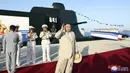 "Peluncuran kapal selam ini menandakan dimulainya babak baru dalam memperkuat kekuatan angkatan laut DPRK (nama resmi Korea Utara)," kata Kim Jong Un melalui laporan kantor berita Korea Utara, KCNA. (STR/KCNA VIA KNS/AFP)