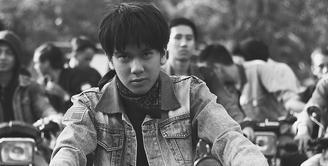 Saat ini mata publik tertuju pada film Dilan 1990. Di film itu, Dilan diperankan oleh Iqbaal Ramadhan. Mantan personel Coboy Junior ini memang membuat orang jadi penasaran. (Foto: instagram.com/iqbaal.e)