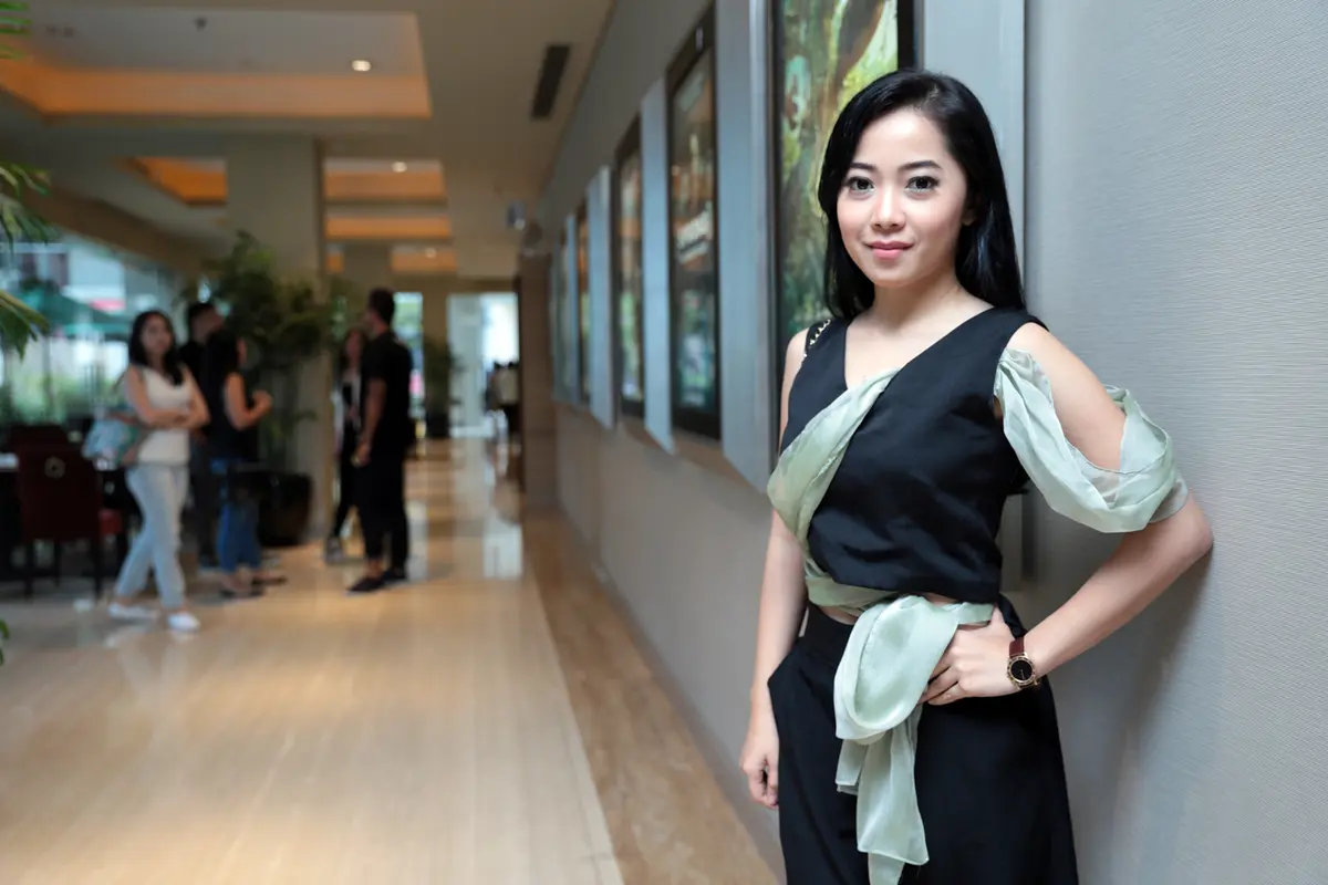 [Bintang] Video: Karina Salim dan Impiannya di Dunia Tarik Suara