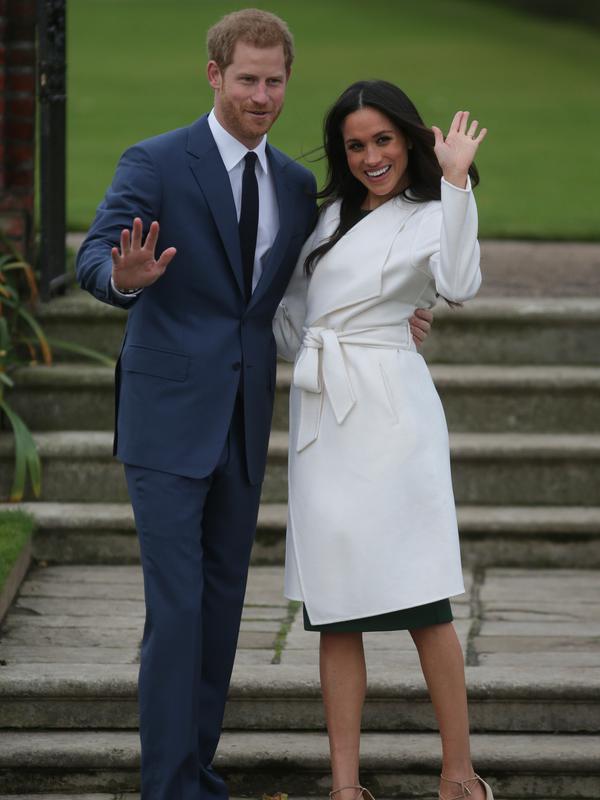 Pangeran Harry dan aktris AS, Meghan Markle berpose untuk media saat mengumumkan pertunangan mereka di Kensington Palace, London, Senin (27/11). (AFP Photo/Daniel Leal-Olivas)