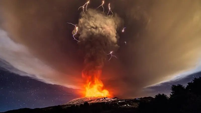 Penampakan Mengerikan Sekaligus Indah Erupsi Gunung Etna