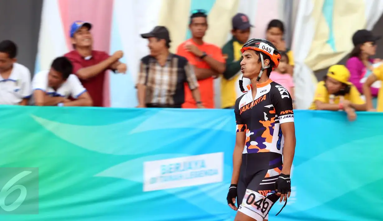 Pesepatu roda DKI Jakarta, Mirko mengekspresikan kekecewaan usai gagal meraih emas di final 500m Individual Time Trial Putra PON XIX Jabar di GOR Saparua, Bandung, Kamis (22/9). Mirko meraih perak dengan 42,509 detik. (Liputan6.com/Helmi Fithriansyah)