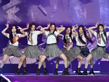Grup K-pop Korea Selatan NMIXX tampil selama konser K-pop sebagai bagian dari Seoul Festa 2022 di stadion Jamsil di Seoul (10/8/2022). NMIXX tampil memukau membawakan lagu "O.O" di acara tersebut. (AFP/Jung Yeon-je)