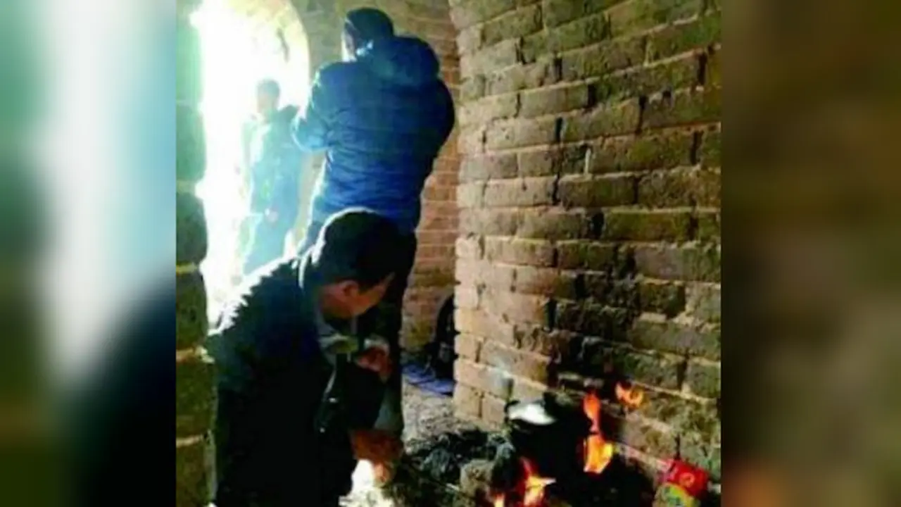 Pengguna media sosial Weibo dikejutkan dengan gambar sekelompok pria yang tengah memasak mi instan di Tembok Besar China (Weibo)