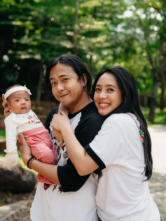 Saat hamil, Dea mengaku dia sempat ketakutan karena mau jadi orangtua. Soalnya selama ini dia dua belas tahun hanya berdua dengan Ariel.(instagram.com/dea_ananda)