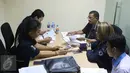 Aktris Nikita Mirzani saat berada di ruang konseling di SPK Polda Metro Jaya, Jakarta, Sabtu (29/10). Nikita Mirzani melaporkan Julia Perez atas dugaan pencemaran nama baik melalui sosial media. (Liputan6.com/Herman Zakharia)