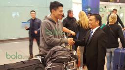 Rio Haryanto disambut perwakilan KBRI Spanyol melalui Direktur IPTC Barcelona, Deden Muhammad (kanan) di Bandara El Prat, Barcelona, Spanyol, Sabtu (20/2/2016). (Bola.com/Istimewa)