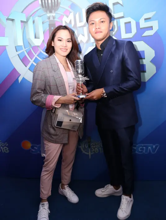 Lagu kolaborasi Sheryl Sheinafia, Rizky Febian ft Chandraliow berjudul Sweet Talk meraih dalam kategori Video Klip Paling Ngetop. Nominasinya, Akad, Bidadari Tak Bersayap (Anji), Jadi Aku Sebentar Saja, dan Ku Dengannya Kau Dengan Dia (Afgan).