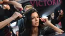Model Kendall Jenner menerima telpon saat berada di belakang panggung Victoria's Secret Fashion Show 2018 di Pier 94 di New York, AS (8/11).  (AFP Photo/Getty Images/Dia Dipasupil)