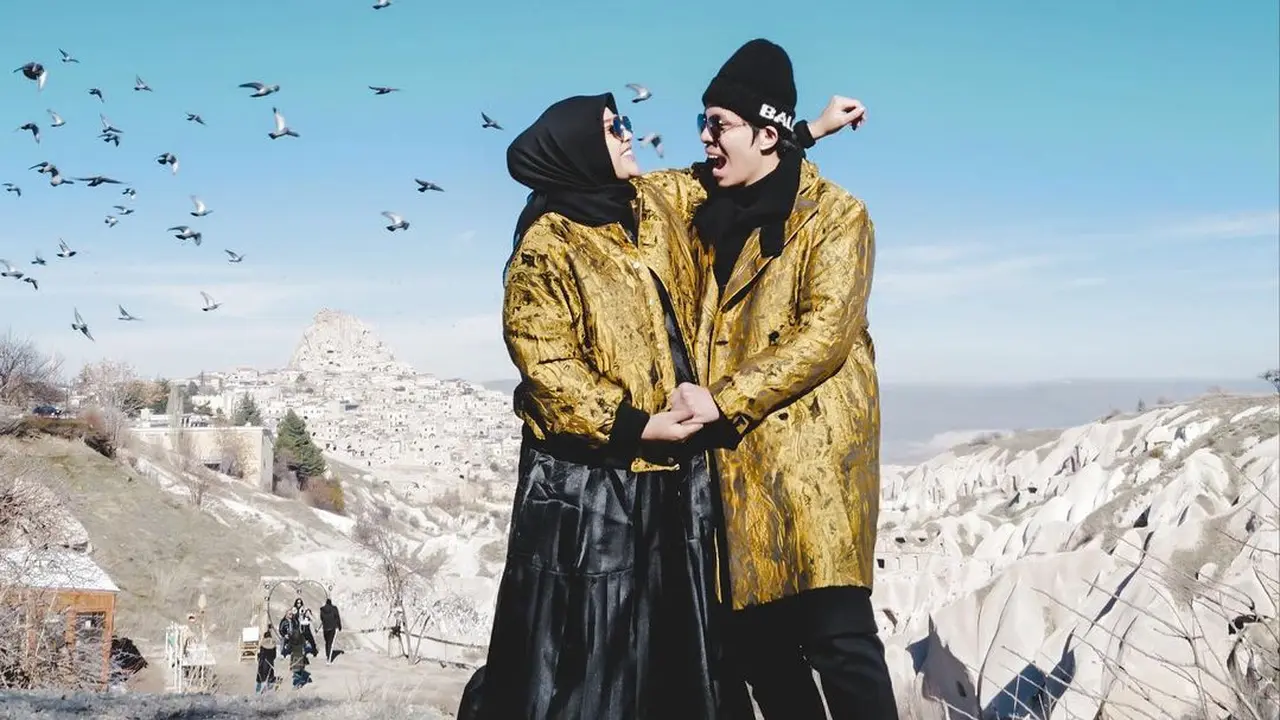 6 Gaya Fashion Aurelie Hermansyah dan Atta Halilintar yang Semakin Kompak, Pakai Outfit Bernuansa Senada