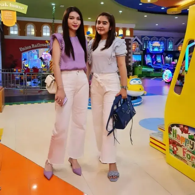 6 Kebersamaan Selvi Ananda dan Kakak yang Jarang Tersorot, Kompak Bak Sahabat
