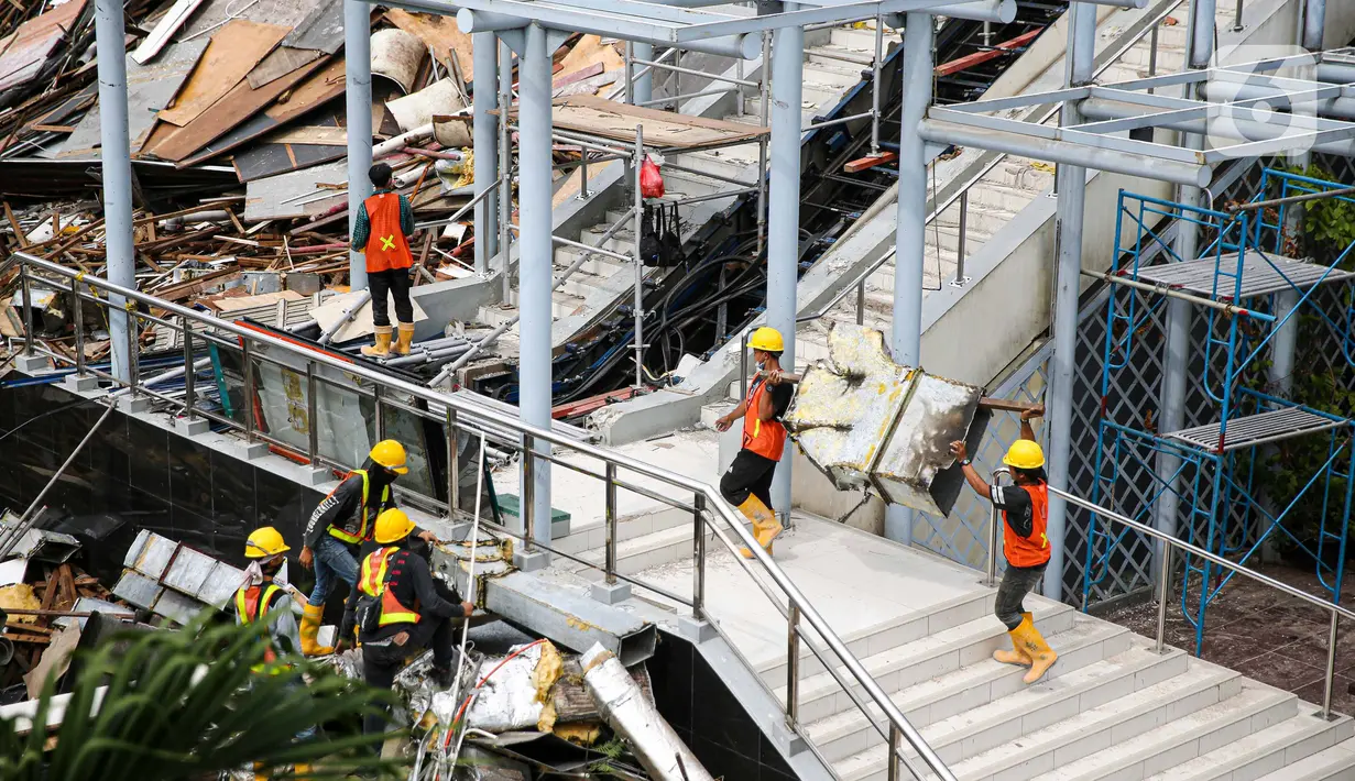 Petugas melakukan proses pemugaran pusat perbelanjaan Sarinah, Jakarta, Jumat (30/10/2020). Proyek transformasi Sarinah yang dicanangkan pada Agustus 2020 itu dijadwalkan selesai Agustus 2021. Pemugaran dilakukan dengan tetap mempertahankan aspek sejarah Gedung Sarinah. (Liputan6.com/Faizal Fanani)