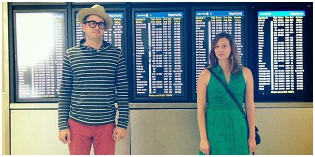 Dengan sepasang baju ini, Clara dan Jeff travelling bersama (c) Daily Mail