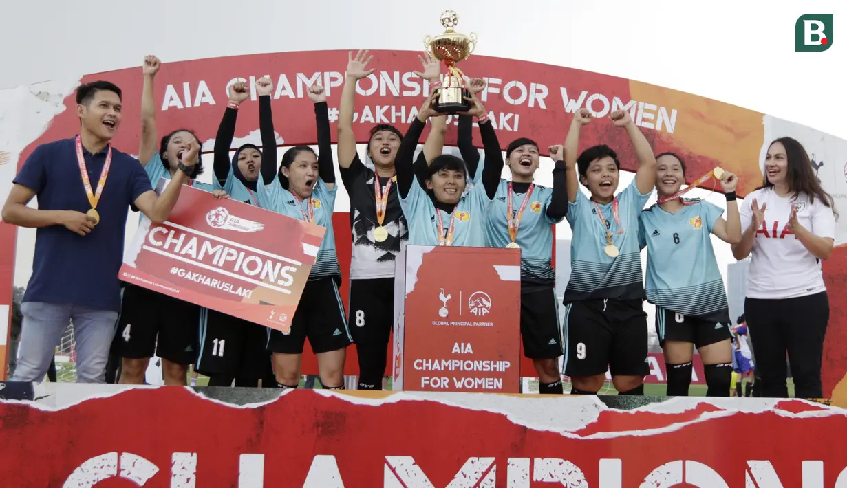 Pemain Footbalicious melakukan selebrasi usai menjuarai Kompetisi Nasional AIA Championship for Women 2018 di Lapangan TNI AU, Jakarta, Sabtu (01/12). Dari turnamen ini akan dipilih 16 orang untuk bertanding di Bangkok. (Bola.com/M Iqbal Ichsan)