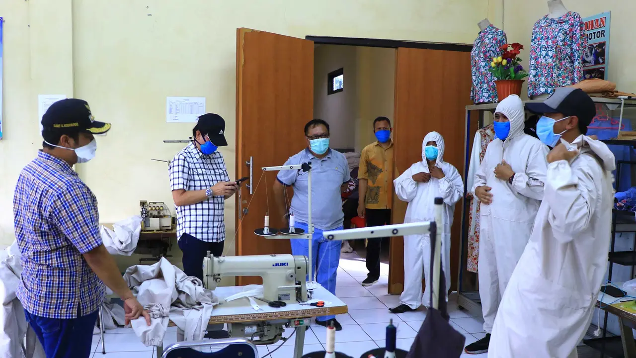 Pemerintah Kota Tangerang melalui Dinas Ketenagakerjaan memproduksi baju hazmat dan masker kain di tengah wabah Corona. (Liputan6.com/Pramita Tristiawati)