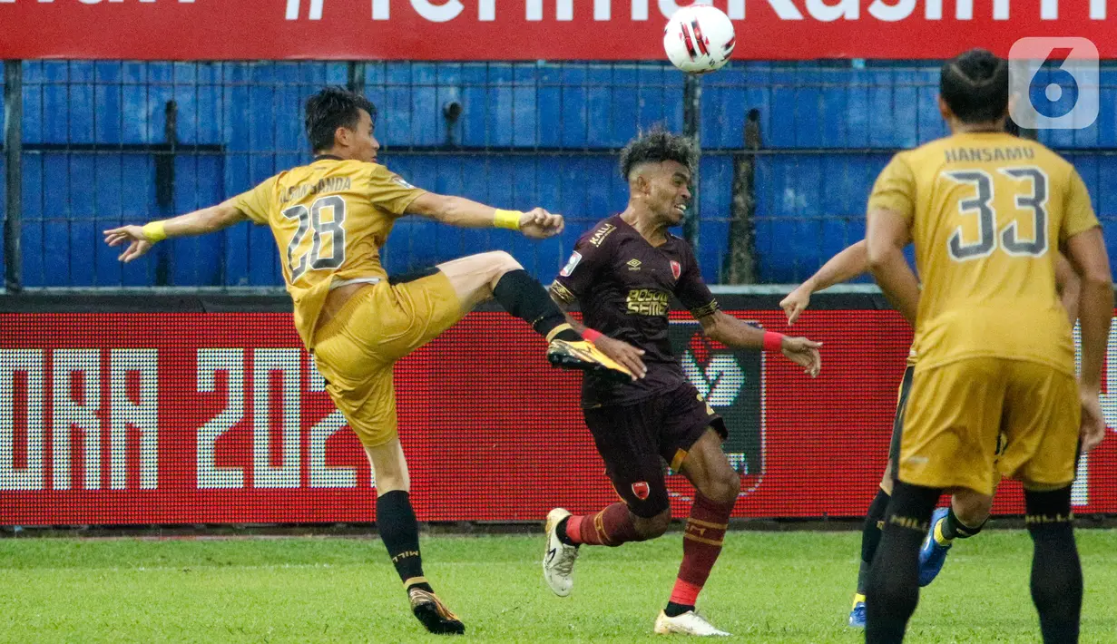 Pemain PSM Makassar Yakob Sayuri (tengah) dijaga dua pemain Bhayangkara Solo FC, Hansamu Yama Pranata dalam pertandingan Babak Penyisihan Grup B Piala Menpora 2021 di Stadion Kanjuruhan, Malang. Sabtu (27/3/2021). PSM Makassar bermain imbang atas Bhayangkara Solo FC 1-1. (Bola.com/Ikhwan Yanuar)